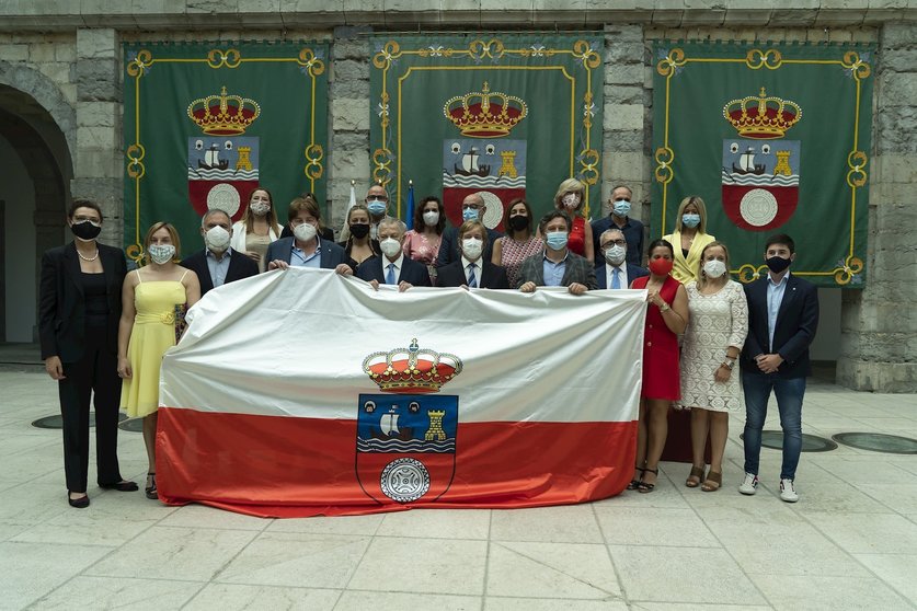 Entrega de la Bandera de Cantabria que se iza el Día de las Instituciones