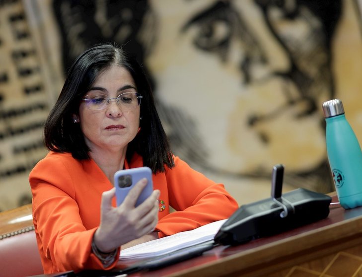 La ministra de Política Territorial y Función Pública, Carolina Darias, mira su móvil durante su comparecencia en la comisión de Entidades Locales del Senado, en Madrid (España), a 18 de junio de 2020.