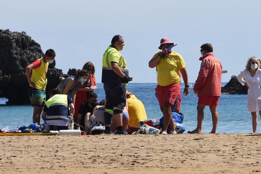 Organizadores los Campeonatos de Salvamento y Socorrismo salvan la vida de una mujer en una playa cántabra