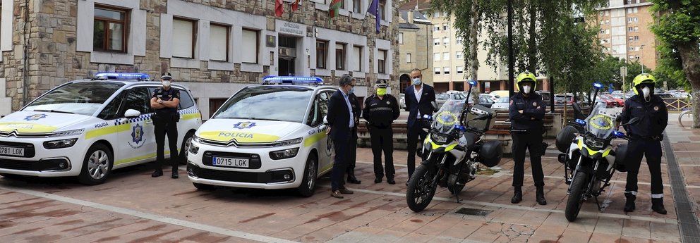 Motos y coches de la Policía Local