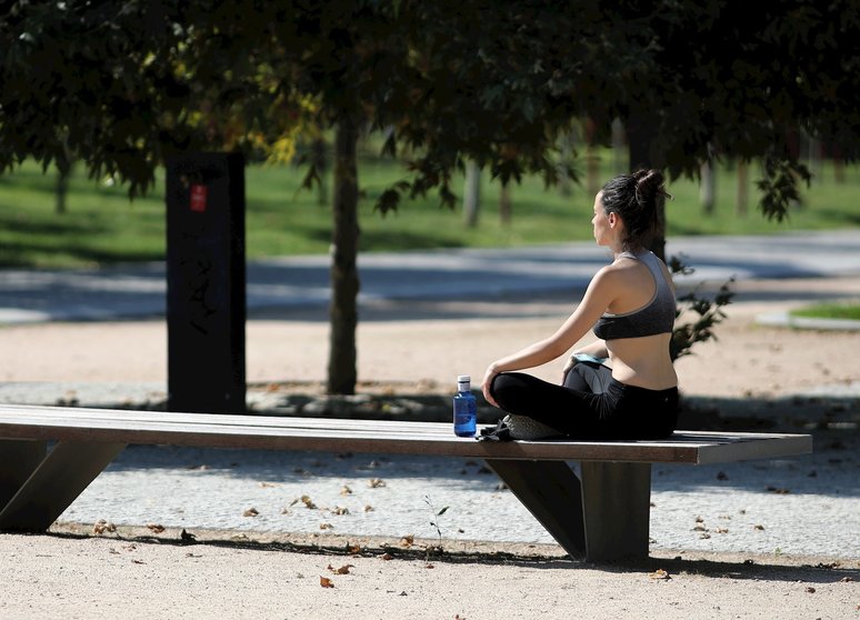 Una joven en un parque de Madrid