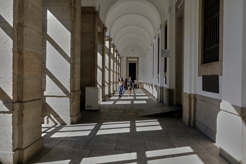 Visitantes en el Museo Reina Sofía, el día en el que reabre sus puertas tras haber permanecido casi tres meses clausurado a causa de la pandemia por coronavirus, en Madrid (España) a 6 de junio de 2020.