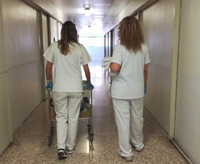 Dos sanitarias en la unidad Covid-19 de la cárcel de Brians 2, en Sant Esteve Sesrovires (Barcelona).