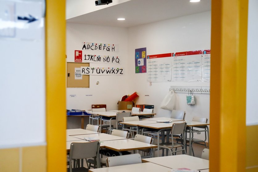 Sillas y mesas de un aula en el interior del Colegio Nobelis de Valdemoro, que debido a la pandemia del coronavirus tendrá que acondicionar sus aulas con medidas de distanciamiento e higiene para el nuevo curso escolar 2019-2020. En Valdemoro, Madrid (Esp