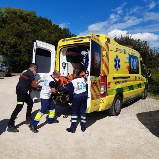Ambulancia del 061 evacúa a una mujer lesionada en el acceso a la playa de Pechón
