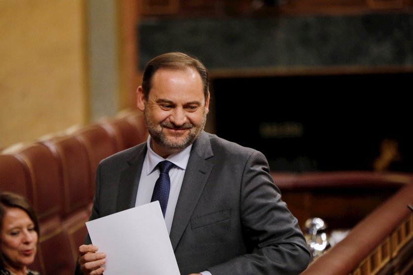 El ministro de Transportes y Movilidad, y 'número dos' del PSOE, José Luis Ábalos, se dirige a intervenir durante una sesión plenaria en el Congreso de los Diputados, en Madrid (España), a 21 de julio de 2020.