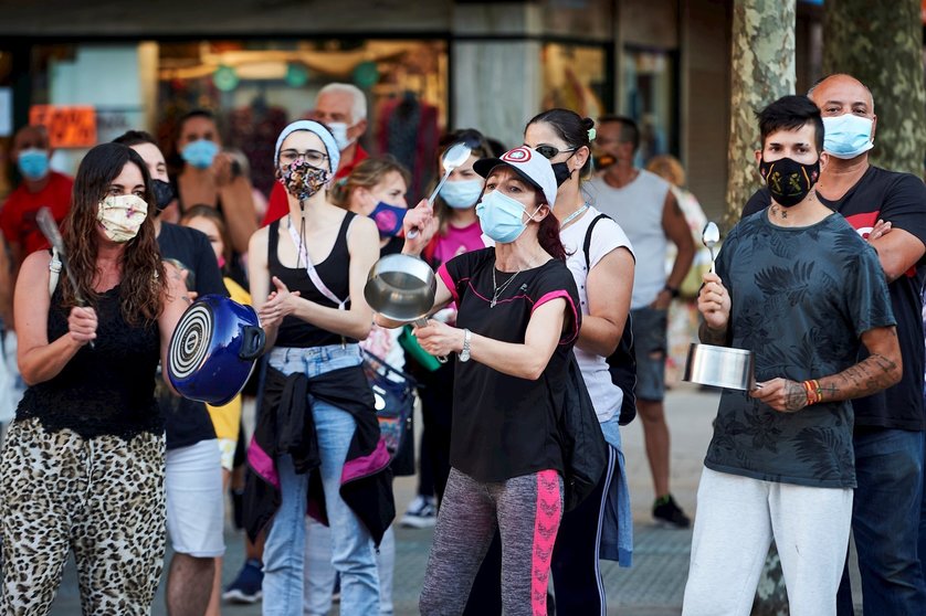 Vecinos de Santoña se concentran en una cacerolada contra las medidas de confinamiento relativo en Santoña el 3 de septiembre.