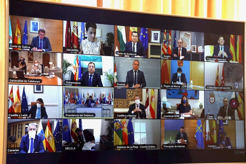 El presidente Pedro Sánchez y los presidentes autonómicos, en pantalla, durante la reunión telemática de la Conferencia de Presidentes.