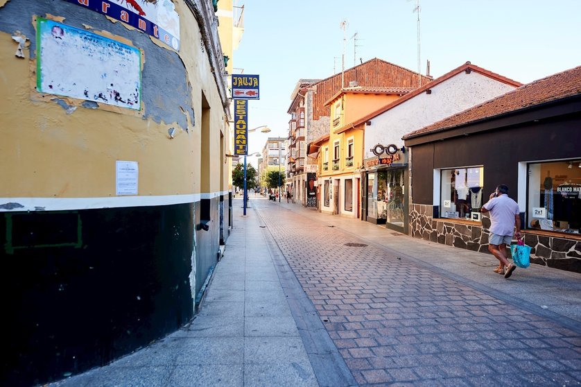 Un hombre camina por una calle vacía en Santoña