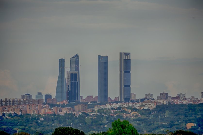 Panorámica de Madrid tomada desde la Casa de Campo, en las cercanías de Pozuelo de Alarcón (Comunidad de Madrid / España) a 18 de abril de 2020. La contaminación por dióxido de nitrógeno (NO2), el contaminante más importante de la capital, ha descendido u
