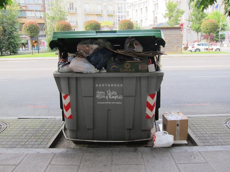 Contenedor de basura en Santander. Archivo