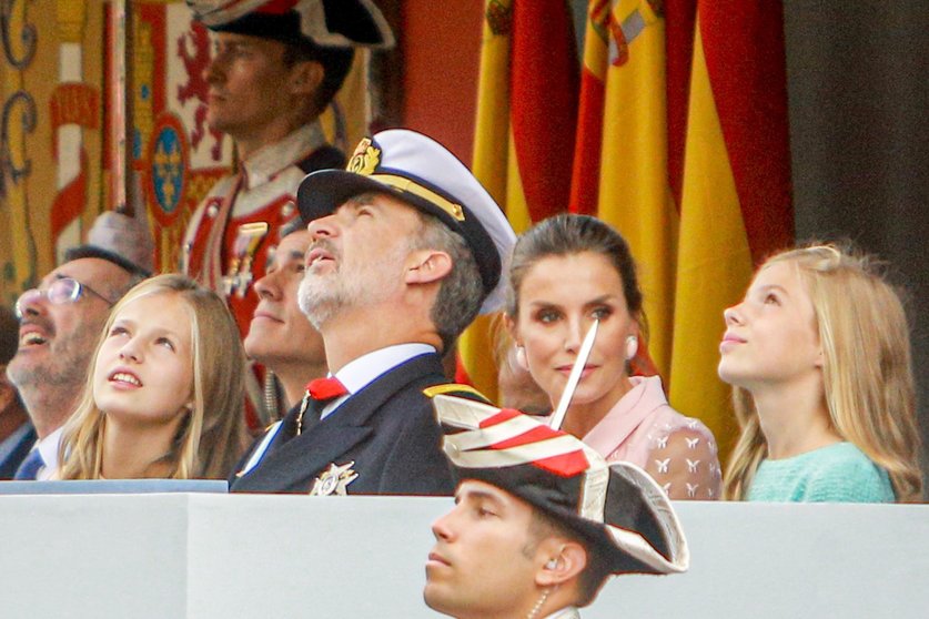 Los Reyes Felipe y Letizia, la princesa Leonor y la infanta Sofía en el desfile del 12 de octubre de 2019
