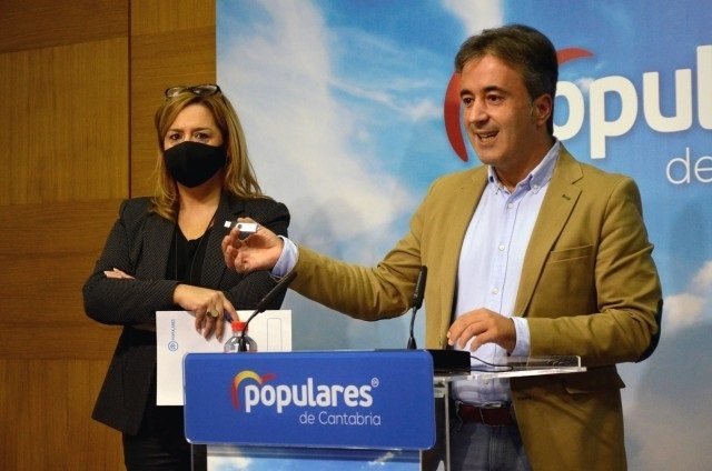 Los diputados del PP Diego Movellán y Elena Castillo