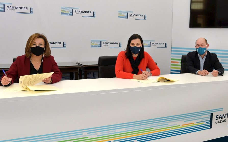 Firma del convenio entre el Ayuntamiento de Santander y ARACCUA