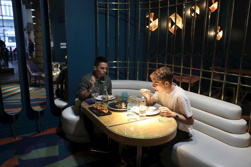 Dos personas comen en una de las mesas del Restaurante Marta, Cariño!, en Madrid (España), a 16 de octubre de 2020. Este restaurante era el antiguo Tanqueray Room/Larios Café, uno de los bares de copas, discotecas, salas de baile y de la Comunidad de Madr