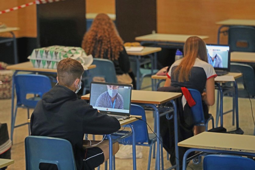 Alumnos atienden desde su ordenador clases virtuales impartidas en el Colegio Ábaco, en Madrid (España)