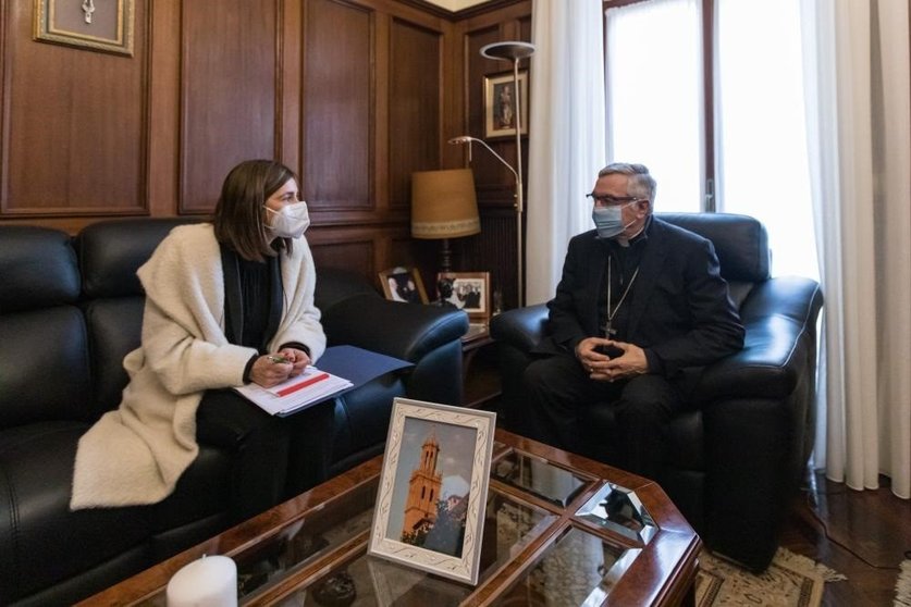 La consejera de Presidencia se reúne con el obispo de Santander