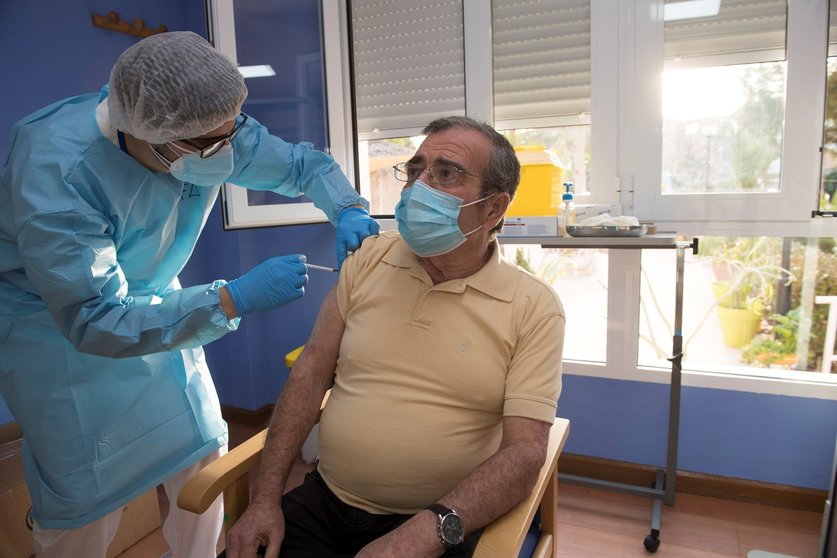 Imagen de la vacunación contra el Covid en una residencia de San Pedro del Pinatar, en Murcia. Coronavirus