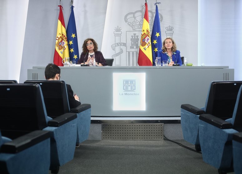 (I-D) La ministra Portavoz y de Hacienda, María Jesús Montero, y la vicepresidenta y ministra de Asuntos Económicos y Digitalización, Nadia Calviño.