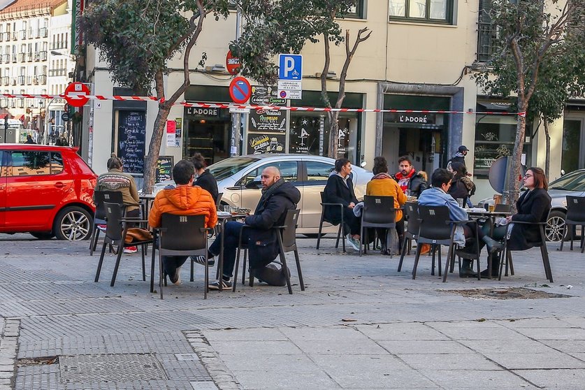 Varias mesas en una terraza del distrito de La Latina en Madrid (España), a 1 de febrero de 2021.