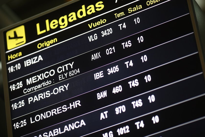 Panel de llegadas de la terminal T4 del Aeropuerto Adolfo Suárez Madrid-Barajas.
