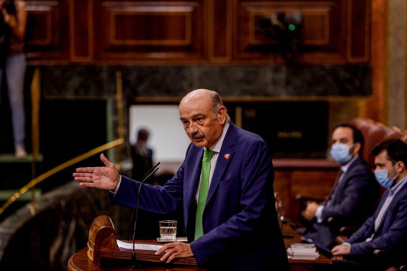 El diputado nacional del Partido Regionalista de Cantabria, José María Mazón, interviene en la primera sesión plenaria en el Congreso de los Diputados tras el receso vacacional, en Madrid (España), a 8 de septiembre de 2020.