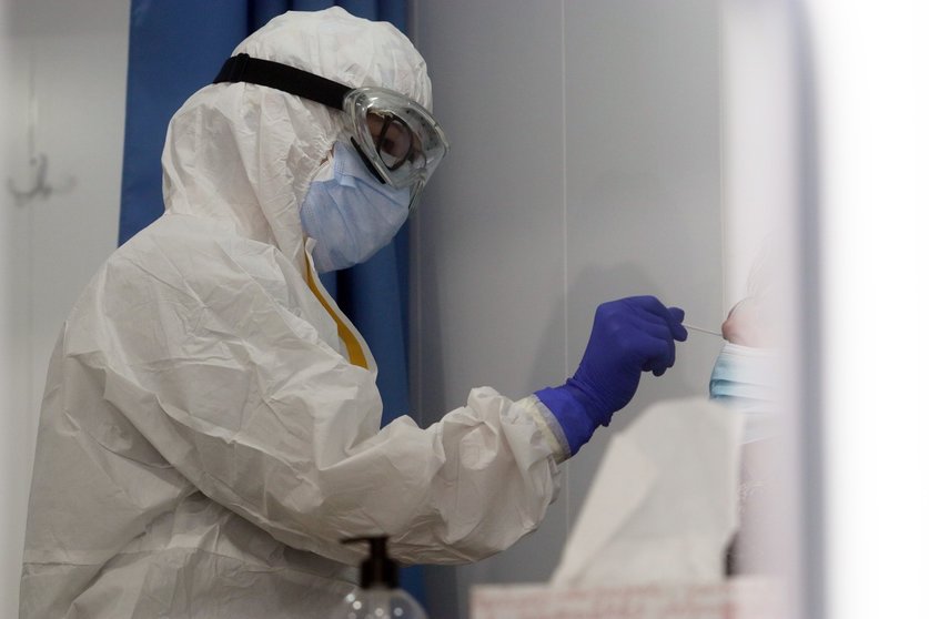Sanitarios de la Junta de Andalucía, haciendo  los test rápidos de antígenos PCR, en un cribado masivo en la barriada malagueña de La Luz. Málaga a 04 de febrero del 2021