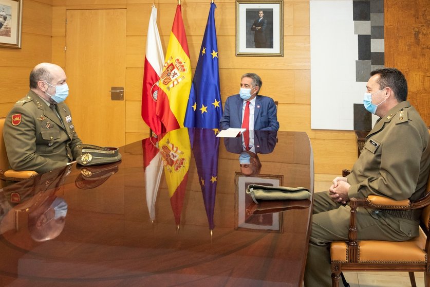 El presidente de Cantabria, Miguel Ángel Revilla, recibe al general Juan Carlos González, jefe de la División San Marcial del Ejército de Tierra