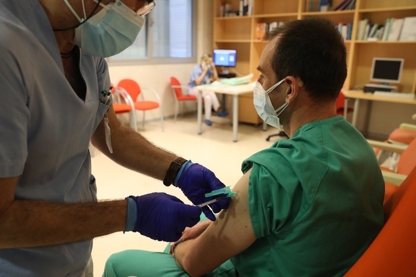 Un trabajador sanitario inyecta una dosis de la de Pfizer-BioNTech contra la Covid-19 a un sanitario del Hospital Infanta Sofía de San Sebastián de los Reyes, Madrid (España), a 9 de febrero de 2021.