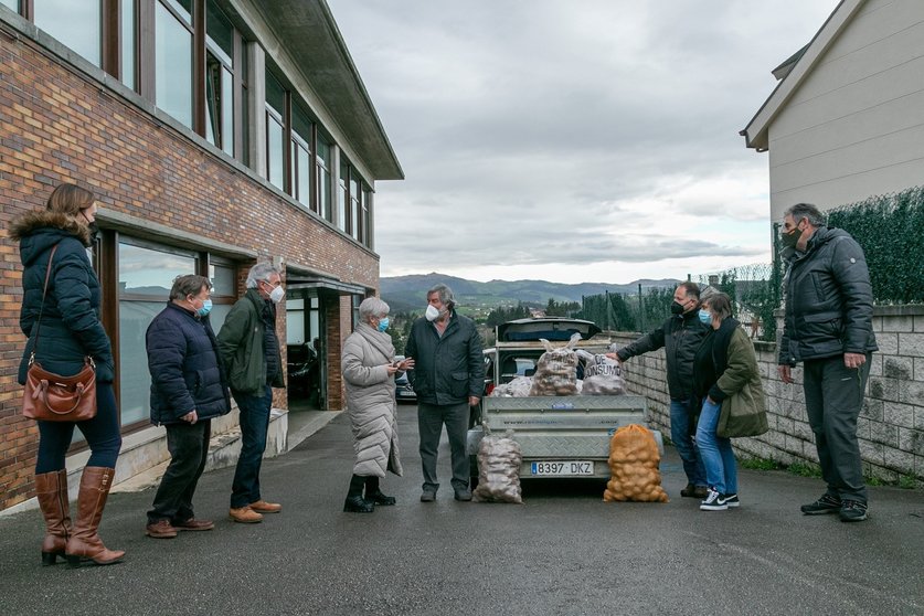 El alcalde de Valderredible, Fernando Fernández, entrega 1.000 kilos de patatas del municipio a la alcaldesa de Polanco, Rosa Díaz