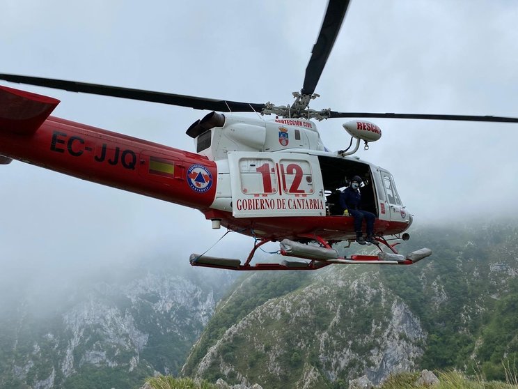 Helicóptero del Gobierno de Cantabria en un rescate. Archivo