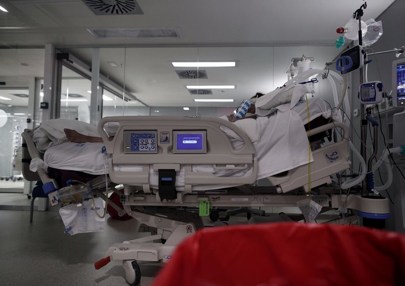 Un enfermo en una cama de la UCI del Hospital de Emergencias Isabel Zendal, Madrid (España), a 20 de enero de 2021.