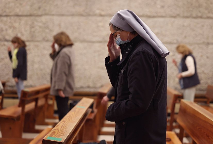 Una monja reza durante la celebración de la Santa Eucaristía en la Parroquia de Santa Elena, en Madrid (España), a 15 de octubre de 2020.  El Arzobispado de Madrid ha asegurado que en sus templos se respetan "todas las pautas organizativas e higiénicas" p