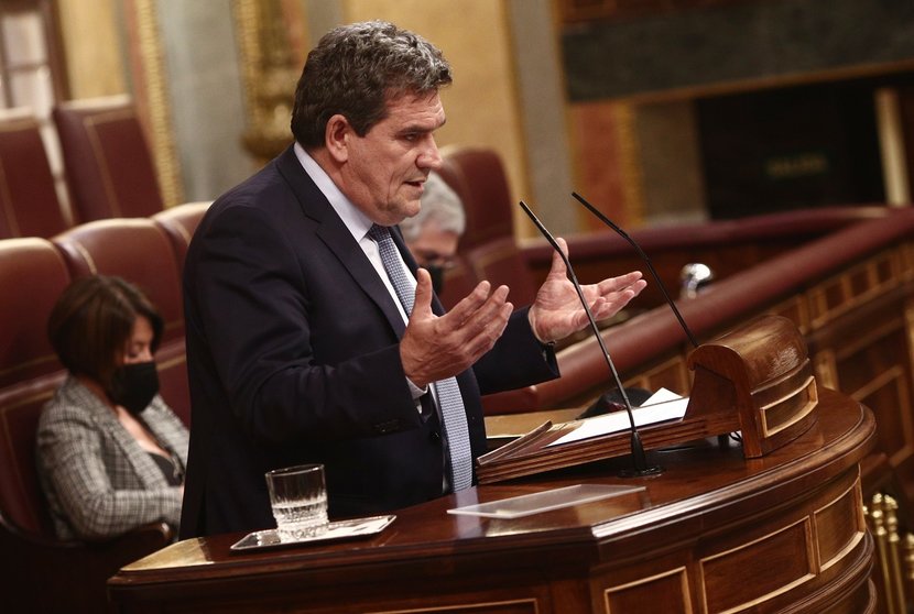 El ministro de Inclusión, Seguridad Social y Migraciones, José Luis Escrivá, interviene durante una sesión plenaria en el Congreso de los Diputados , en Madrid (España), a 18 de febrero de 2021. El pleno tiene lugar un día después de las manifestaciones o