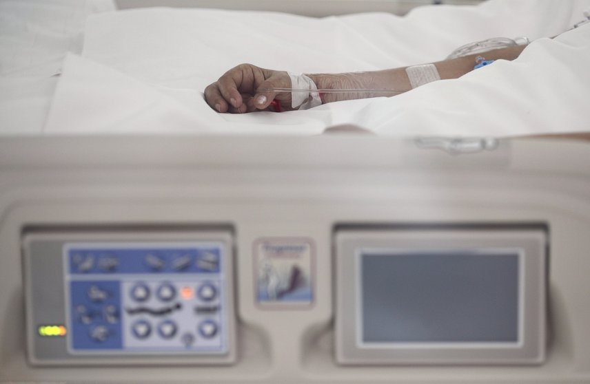 Mano de un enfermo con vía subcutánea en una cama de la UCI del Hospital de Emergencias Isabel Zendal, Madrid (España), a 20 de enero de 2021.