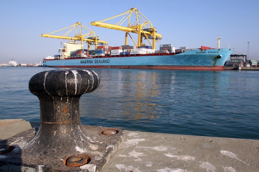Archivo - Un portacontenedores de la compañia de transporte marítimo Maersk en el Puerto de Algeciras.