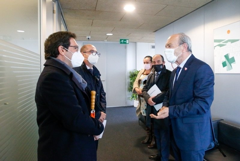 A la derecha el consejero de Industria, Javier López Marcano, saluda a los representantes de Hidrocaleras. A su lado el consejero delegado de Sodercan, Rafael Pérez Tezanos, y la secretaria general de la Consejería, Mónica Berrazueta.
