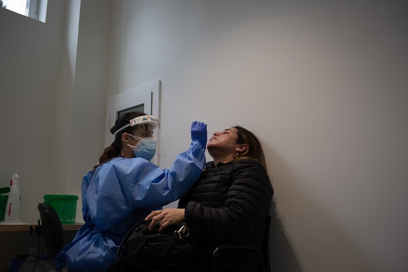Una mujer se somete a una prueba PCR en el edificio Garbí-Vall de Hebrón, en Barcelona, Catalunya (España), a 16 de febrero de 2021. Según ha señalado el Hospital Vall de Hebrón, el edificio Garbí-Vall de Hebrón está concebido para aligerar la presión asi