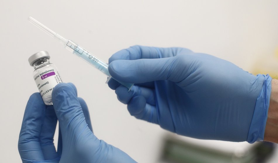 Una profesional sanitaria sostiene una dosis de la vacuna contra la COVID-19 de AstraZeneca en un Centro de Vacunación de la Comunidad de Madrid, en Madrid (España), a 19 de febrero de 2021. La Consejería de Sanidad de la Comunidad de Madrid ya ha comenza