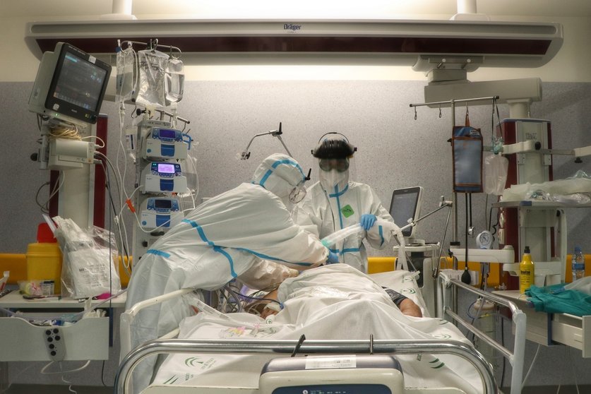 Archivo - Facultativos atienden a un paciente con Covid-19 en la UCI del Hospital Reina Sofía de Córdoba.