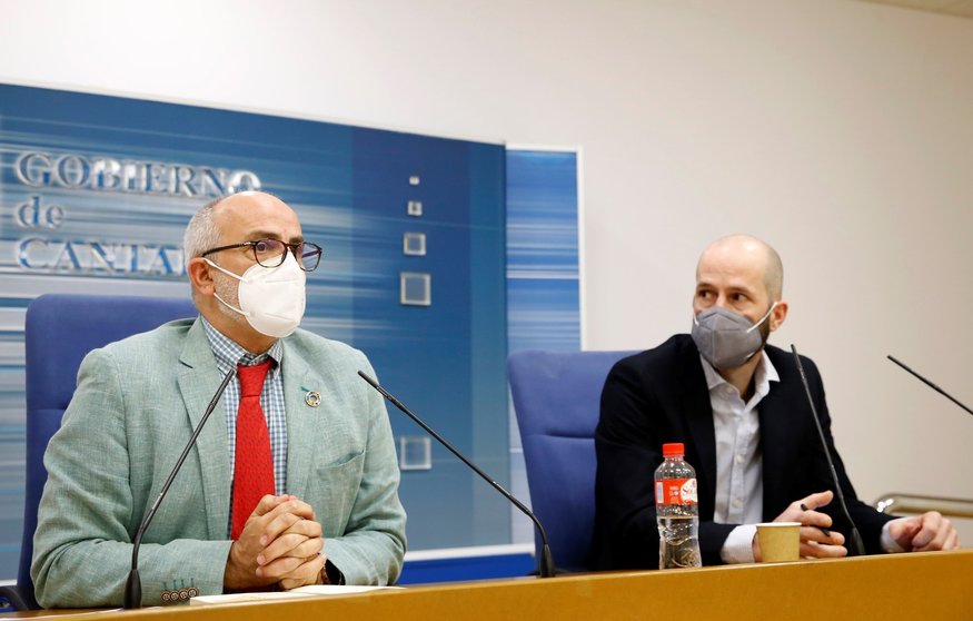 El consejero de Sanidad, Miguel Rodríguez, y el director general de Salud Pública, Reinhard Wallmann, informan sobre la evolución epidemiológica en Cantabria.