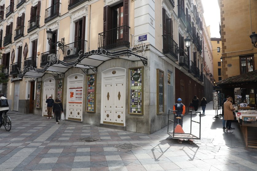 Archivo - Un hombre fotografía la sala Joy Eslava un día después del anuncio de su cierre temporal, en Madrid (España)
