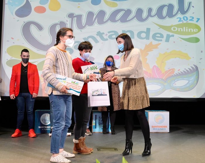 La alcaldesa de Santander, Gema Igual, entrega los premios del concurso de Carnaval 2021