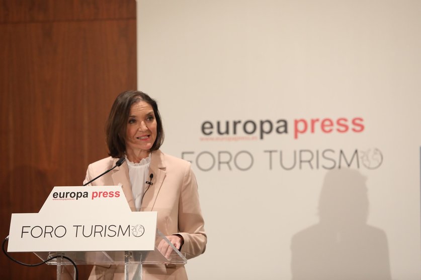 La ministra de Industria, Comercio y Turismo, Reyes Maroto, interviene en la inauguración de los nuevos Desayunos Informativos sobre Turismo por Foro Turismo de Europa Press en el Hotel Eurostars Madrid Tower, en Madrid (España), a 22 de marzo de 2021.