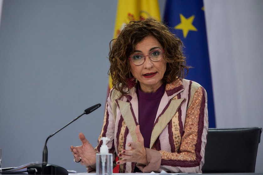 La ministra de Hacienda y portavoz del Gobierno, María Jesús Montero, interviene en una rueda de prensa tras la reunión del Consejo de Ministros, en La Moncloa, Madrid (España), a 23 de marzo de 2021.  