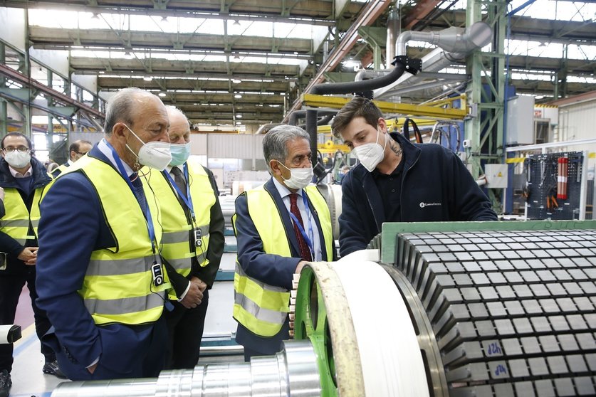 Visita del presidente de Cantabria, Miguel Ángel Revilla, y del consejero de Industria, Javier López Marcano, a la planta de Siemens Gamesa en Reinosa
