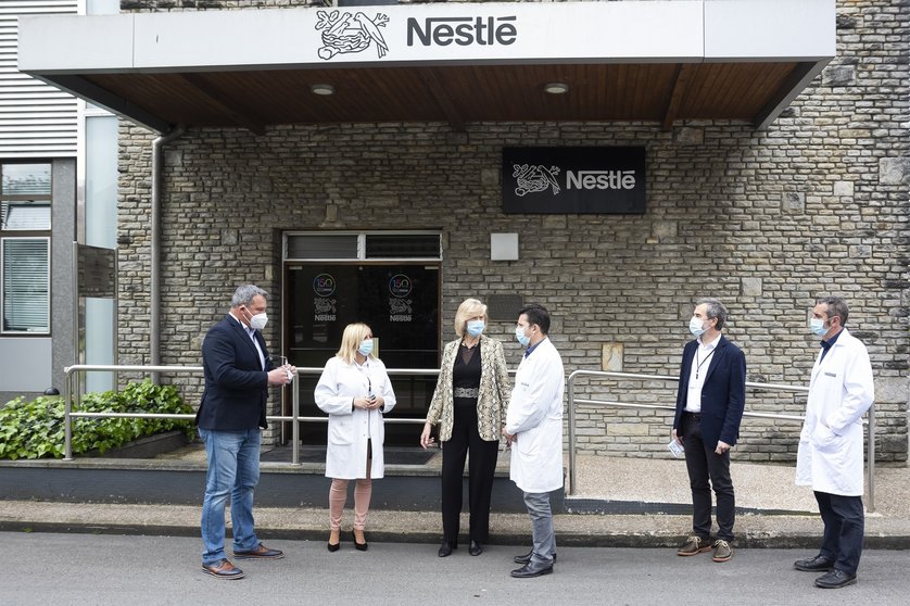La consejera de Educación y Formación Profesional, Marina Lombó, en el centro de Nestlé de La Penilla, con motivo de la firma de un convenio decolaboración entre el Gobierno de Cantabria y Nestlé España
