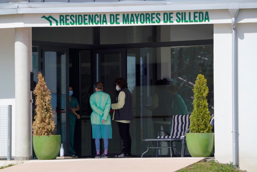 Dos mujeres, frente a la entrada de la residencia de mayores Coviastec, en Silleda, Pontevedra, Galicia (España), a 22 de marzo de 2021.