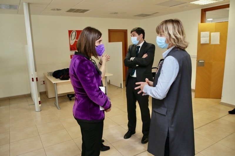 La consejera de Justicia, Paula Fernández, visita la Oficina de Asitencia a las Víctimas de Delito