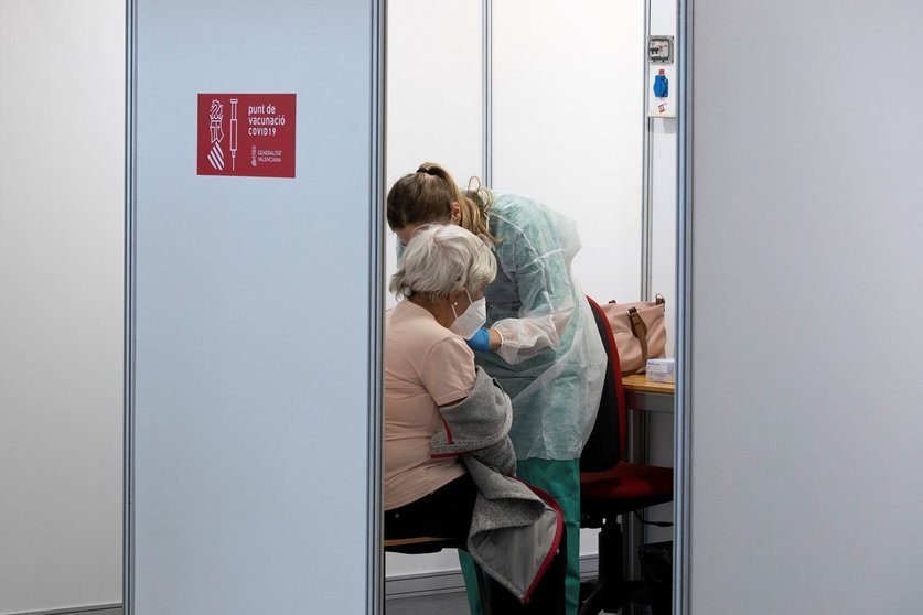 Una sanitaria vacuna a una mujer en el primer día de la vacunación masiva en la Comunidad Valenciana, a 19 de abril de 2021, en el Auditori de Castellón, Comunidad Valenciana, (España). 
